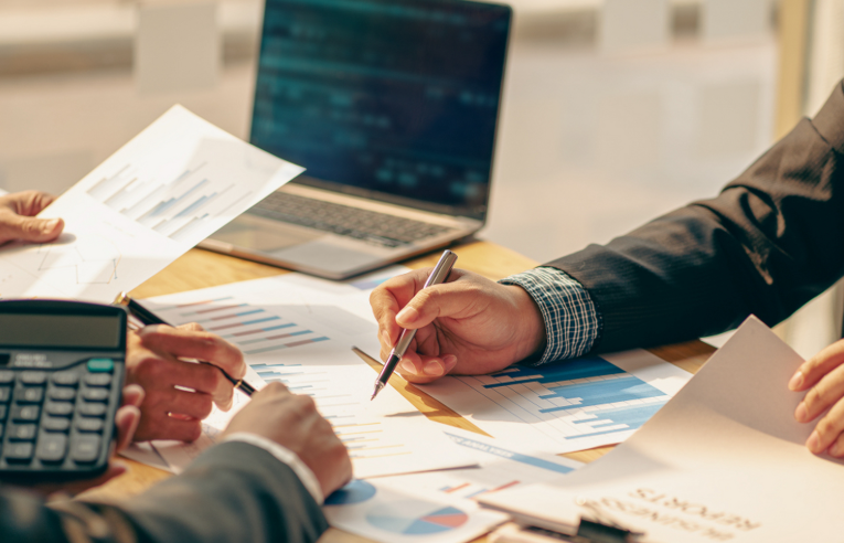 北京市侦探公司；离婚之际过错方需承担哪些责任